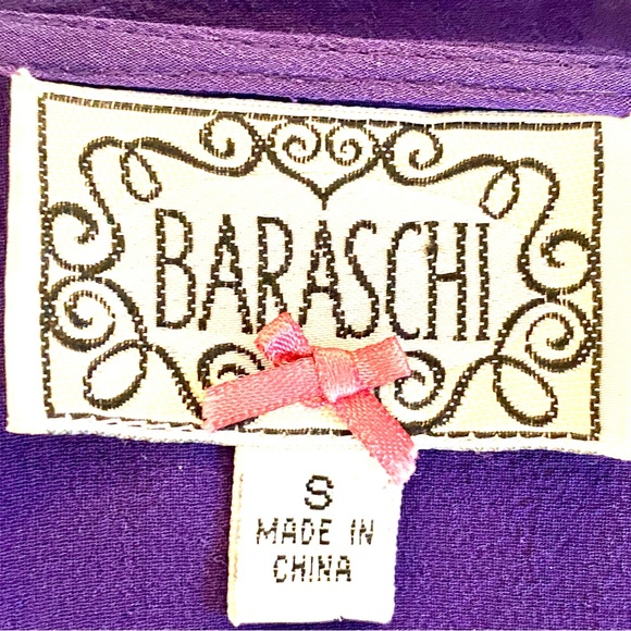 Beautiful light float silk. Perfect with jeans, a skirt or anything in between. - Picture 3 of 4